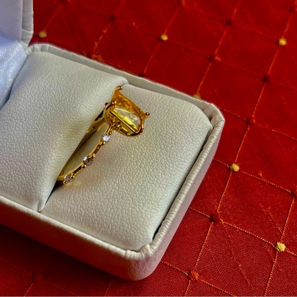 🔥2/$24 or 3/$30🔥 Elegant Yellow Fashion Gemstone Ring - Picture 2 of 9